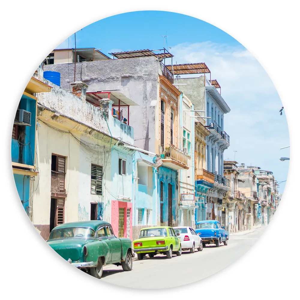 Dibond Muurcirkel - Gekleurde Geparkeerde Auto's in Kleurrijke Straat - Cuba