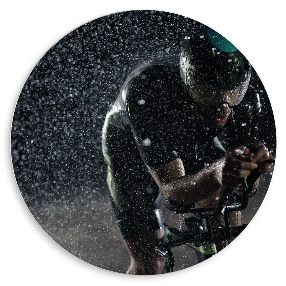 Dibond Muurcirkel - Wielrenner - Fietsen - Regen - Nat - Helm - Bril