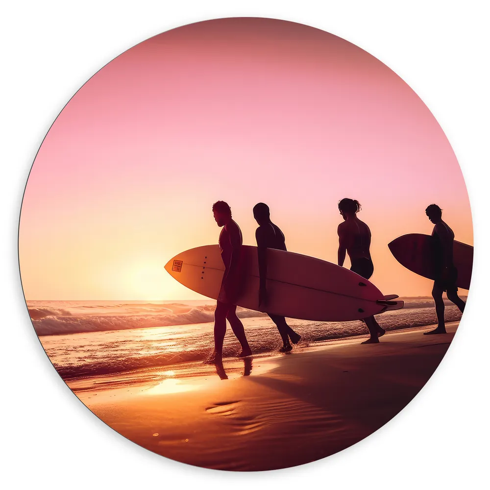 Dibond Muurcirkel - Groep Surfers op Weg naar de Zee tijdens Zonsondergang