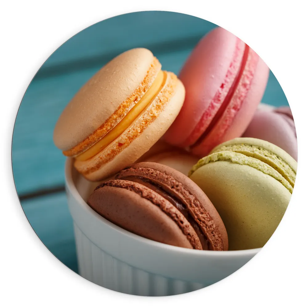 Dibond Muurcirkel - Schaaltje met Verschillende Smaken Macarons