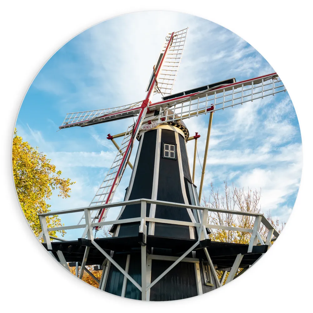 Dibond Muurcirkel - Oude Zwarte Houten Windmolen onder Sluierbewolking