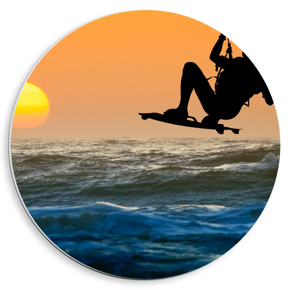 Dibond Muurcirkel - Kiteboarder in Actie op Hoge Golven bij Zonsondergang
