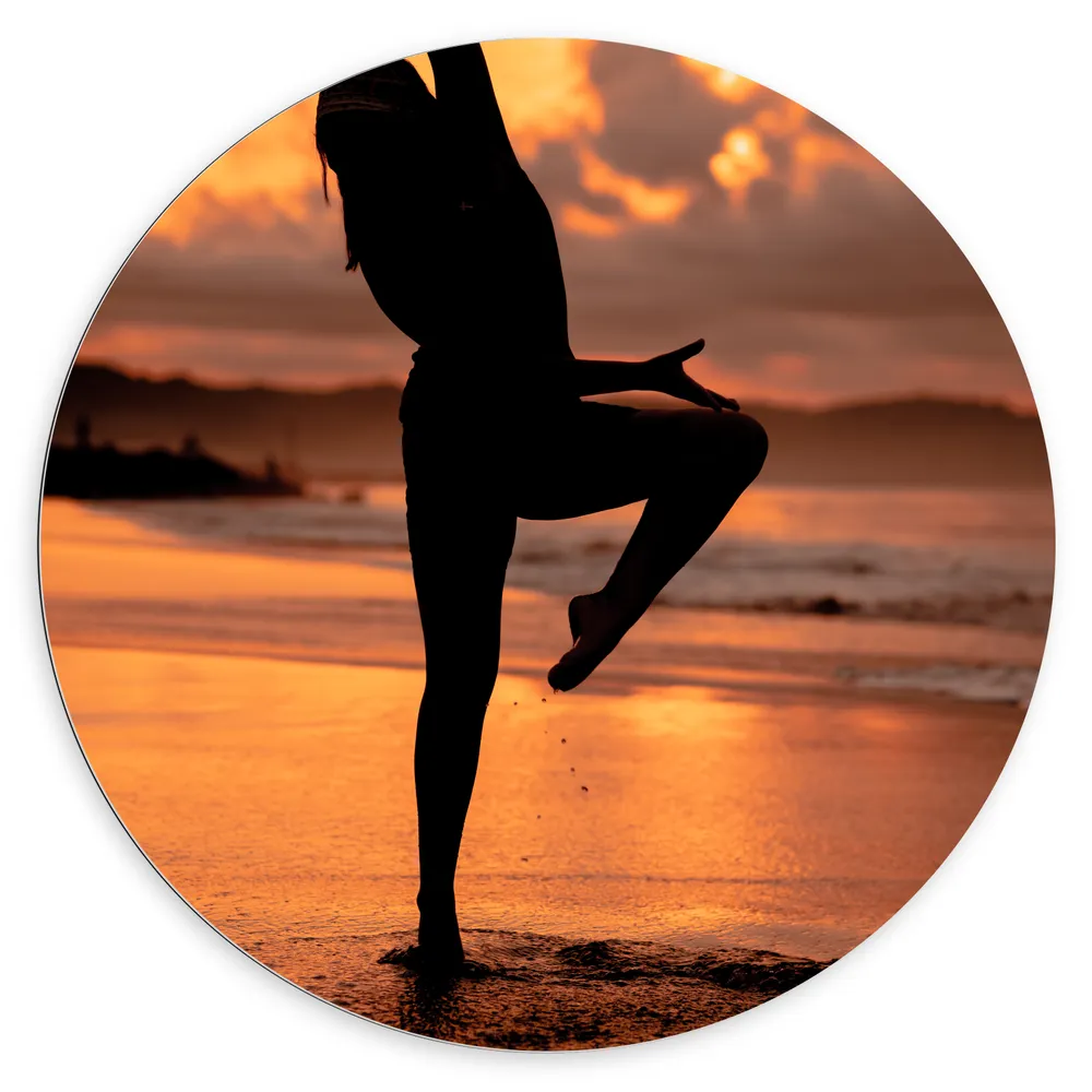 Dibond Muurcirkel - Silhouet van Ballet Danseres op het Strand tijdens Zonsondergang