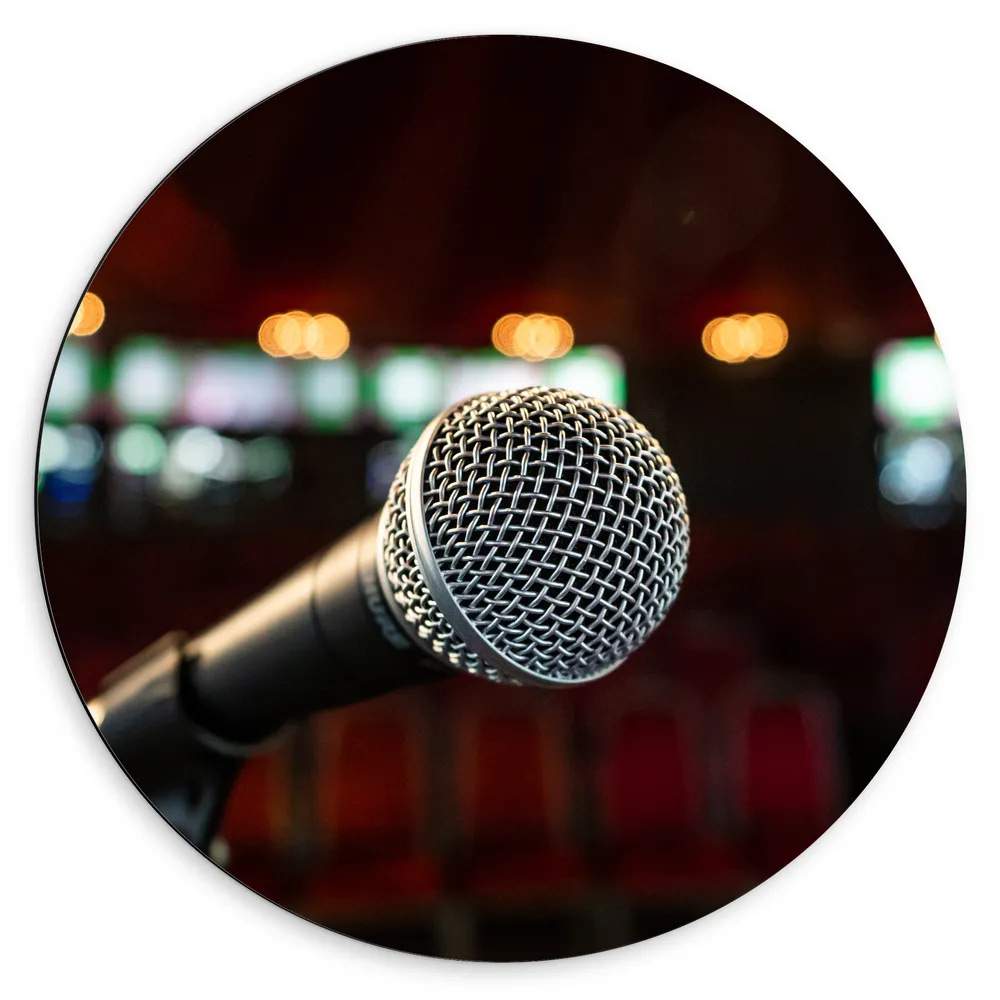 Dibond Muurcirkel - Microfoon op Standaard in Concertzaal