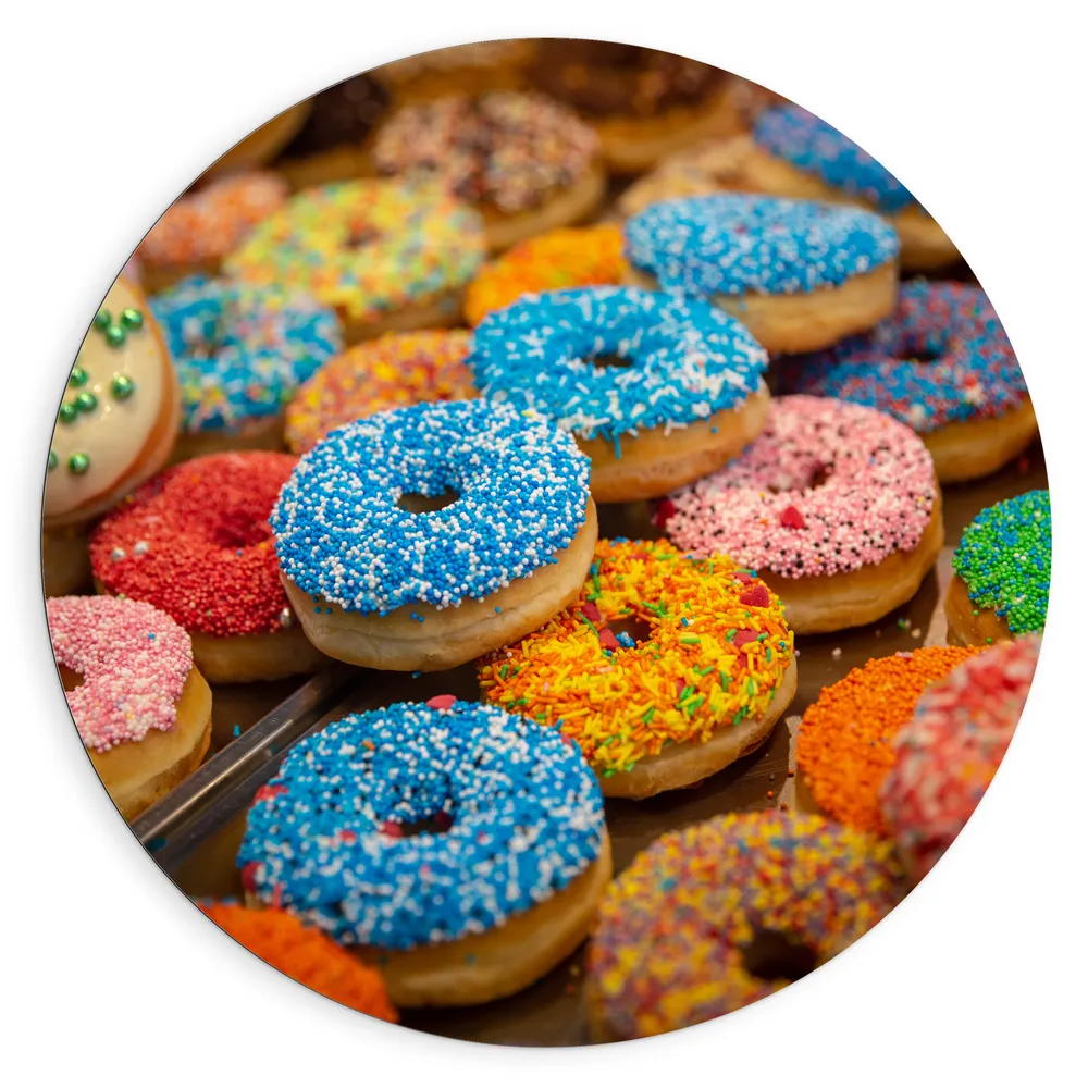 Dibond Muurcirkel - Rij Verse Donuts met Verschillende Kleuren Sprinkles
