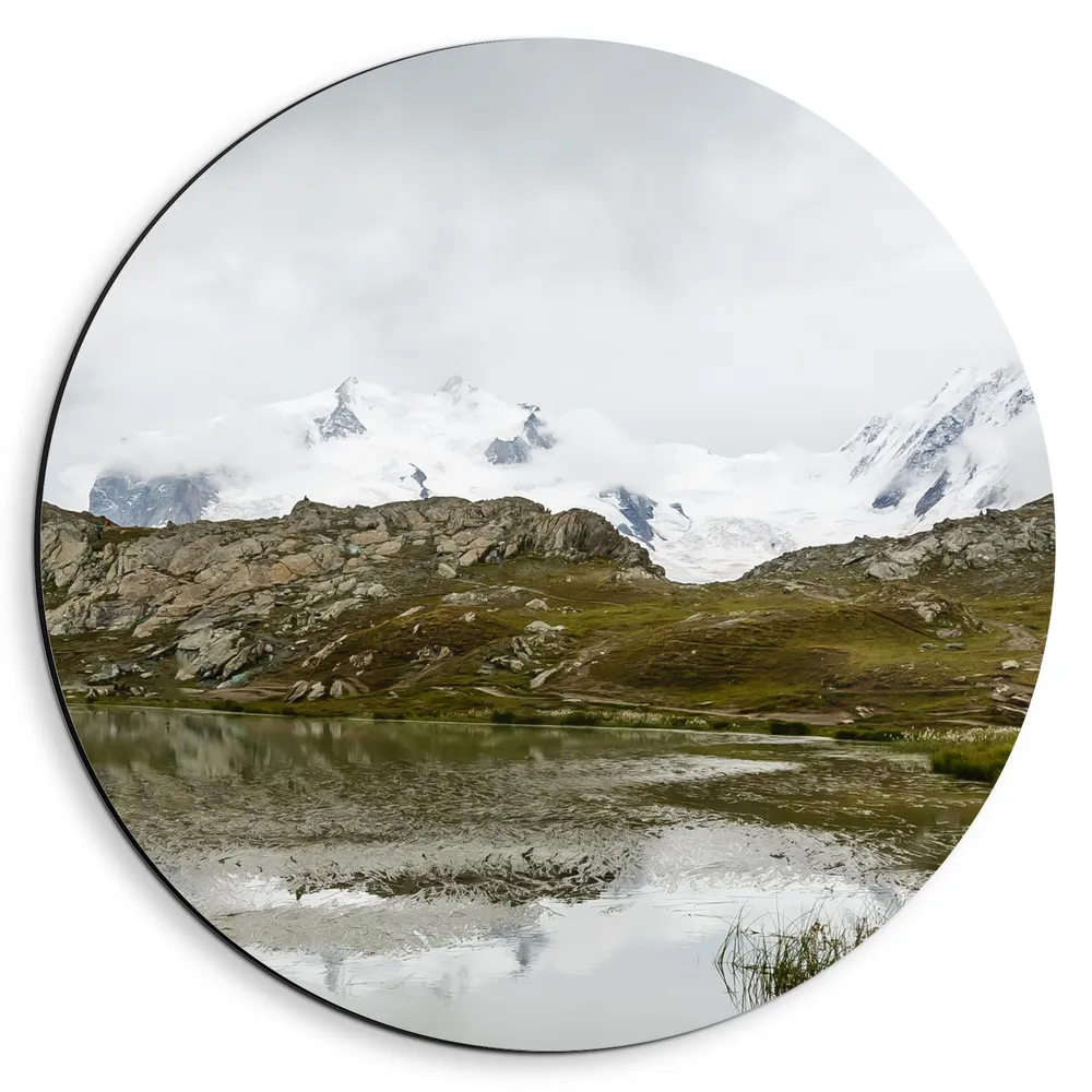 Dibond Muurcirkel - Besneeuwde Berg achter Bergen