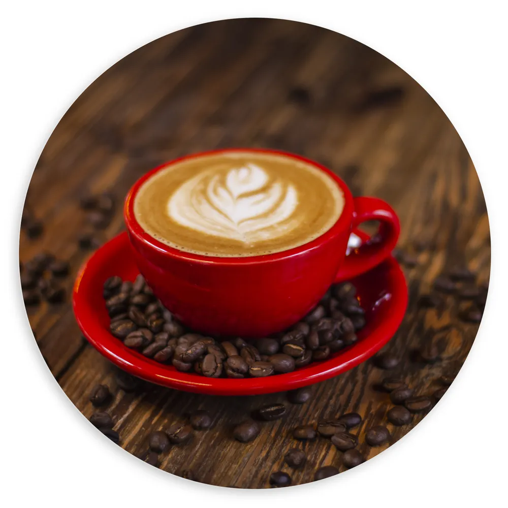 Dibond Muurcirkel - Rood Kopje met Koffie Omringd door Koffiebonen