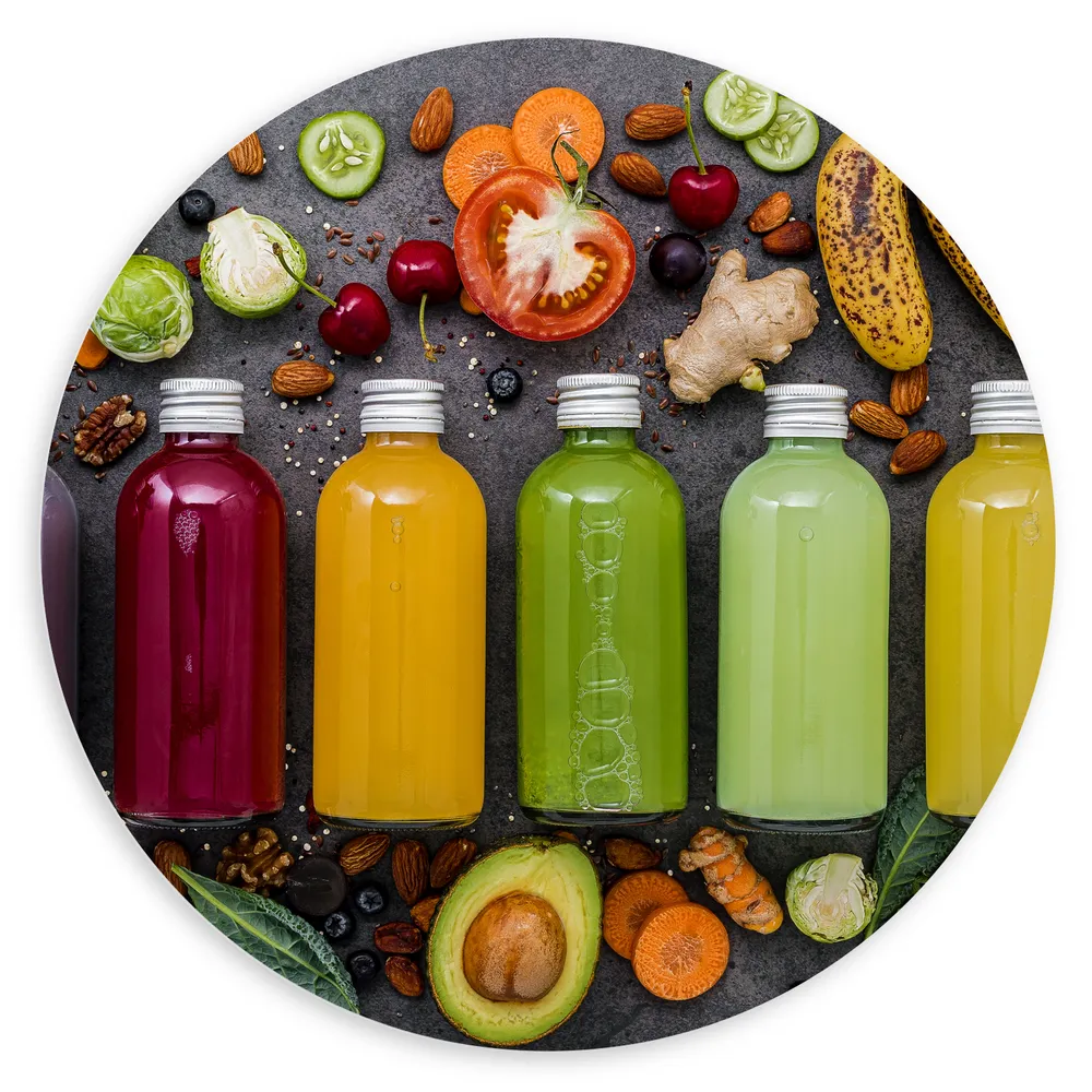 Dibond Muurcirkel - Rijen Flessen Gevuld met Smoothies van Verschillend Vers Fruit omringd door Fruit