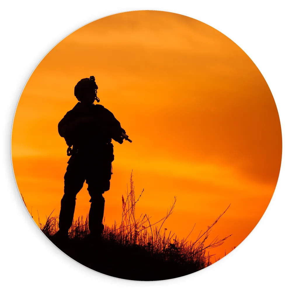Dibond Muurcirkel - Silhouet van Soldaat uit het Leger bij Feloranje Lucht