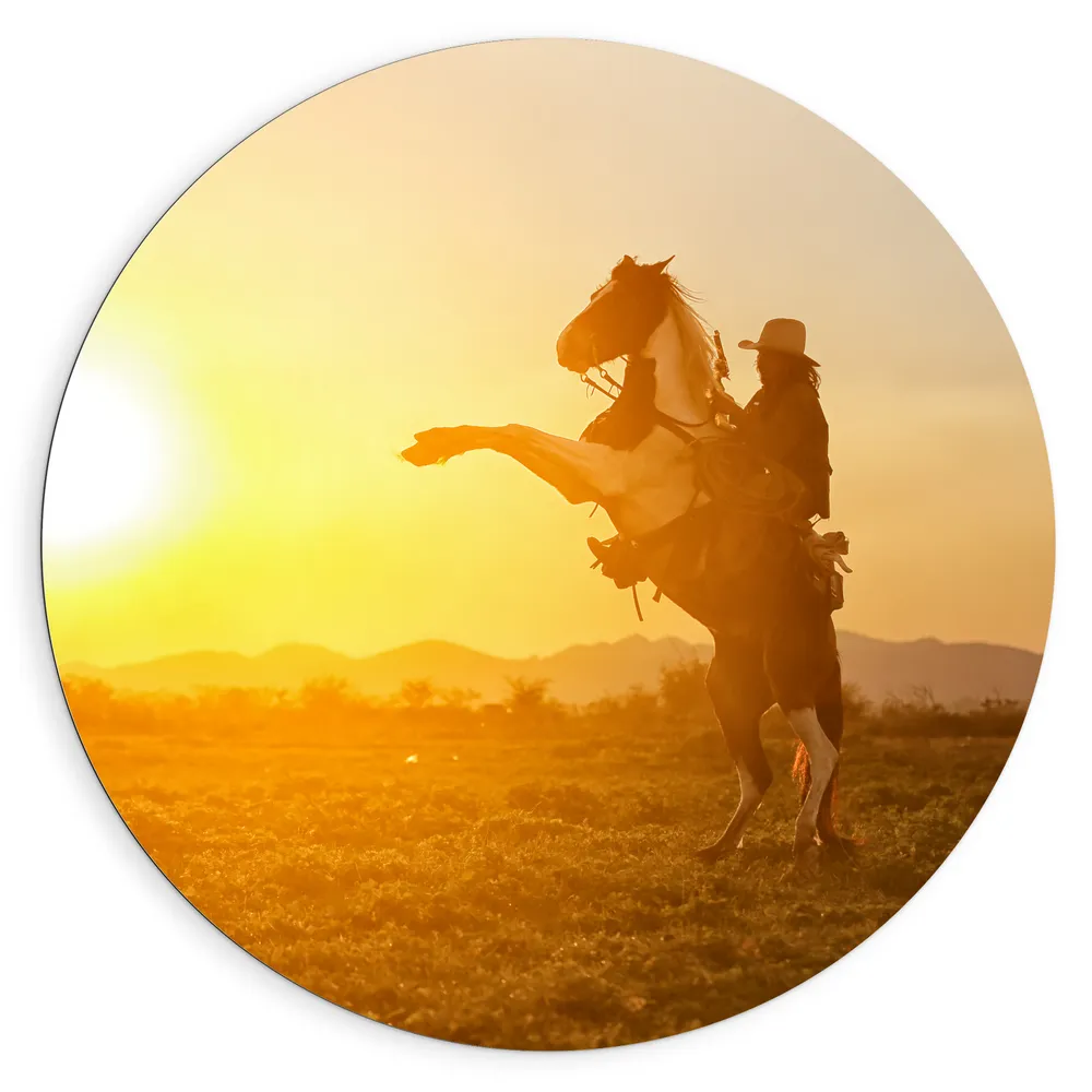 Dibond Muurcirkel - Felle Grote Zon achter Stijgerend Paard met Cowboy
