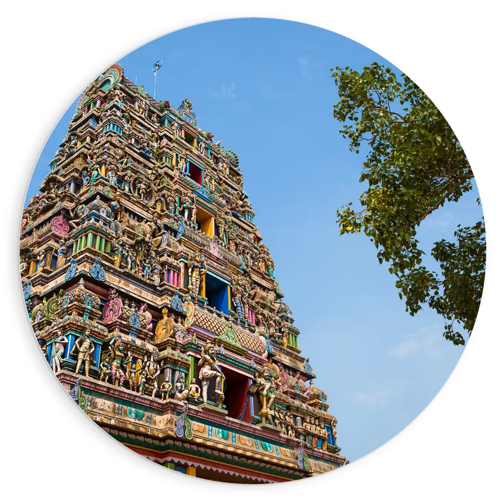 Dibond Muurcirkel - Traditionele Kidangamparambu Sree Bhuvaneswari Tempel Vol met Kleurrijke Beelden