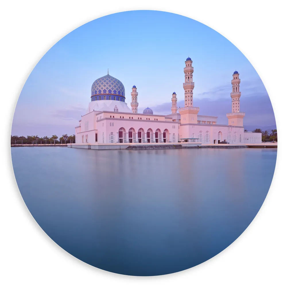 Dibond Muurcirkel - Meer voor Masjid Bandaraya Kota Kinabalu Moskee in Maleisië in de Avond