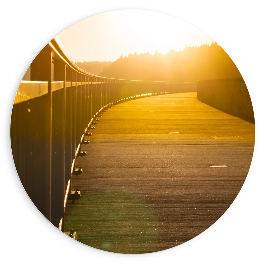 Dibond Muurcirkel - Zonnestralen over Brug naar Bomen
