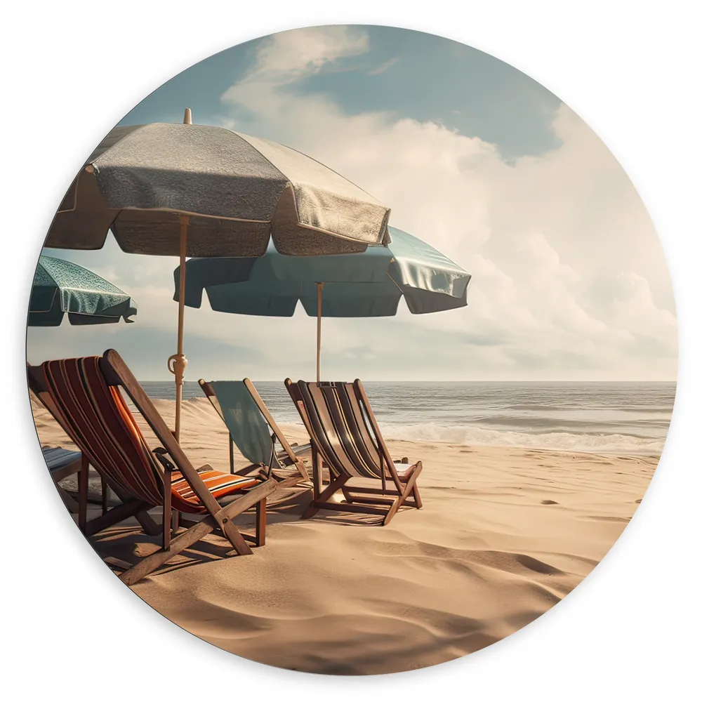 Dibond Muurcirkel - Strandstoelen en Parasols op het Strand op Bewolkte Dag