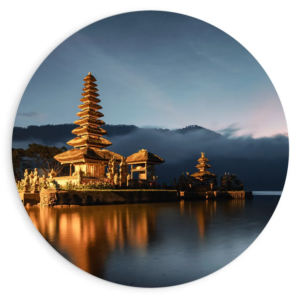 Dibond Muurcirkel - Pura Ulun Danu Bratan Tempel aan het Meer tijdens de Avond