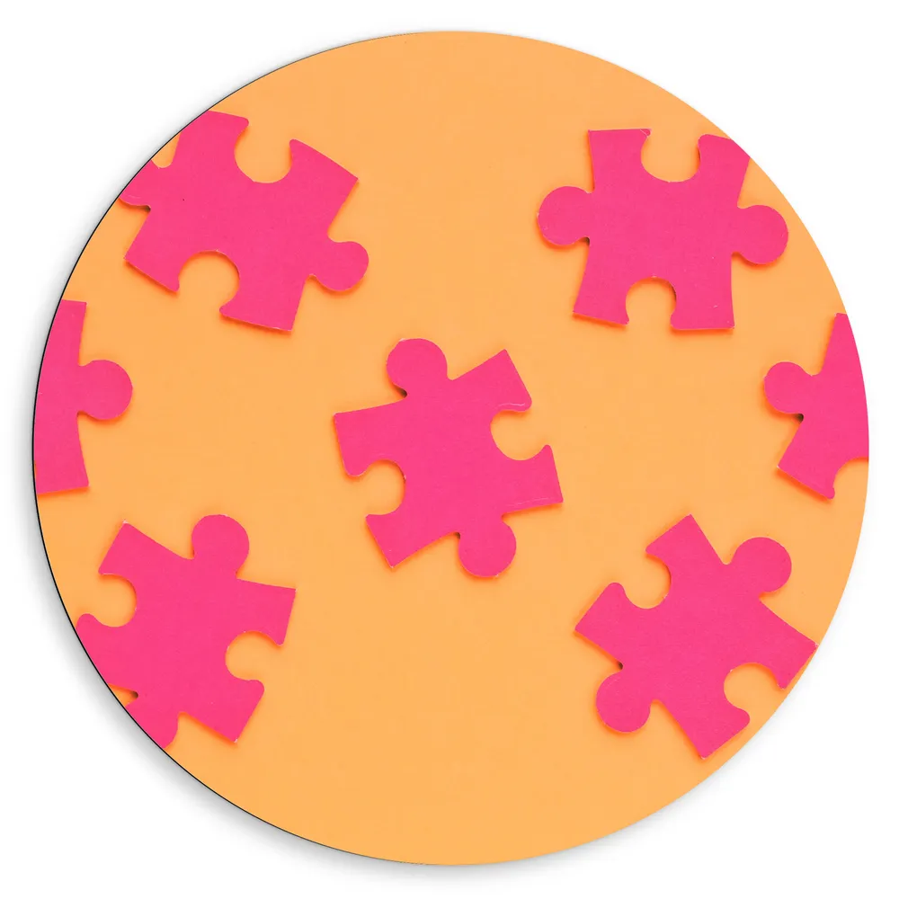 Dibond Muurcirkel - Roze Puzzelstukjes op Oranje Achtergrond