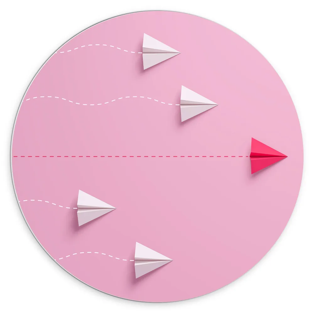 Dibond Muurcirkel - Competitieve Origami Vliegtuigjes tegen Roze Achtergrond