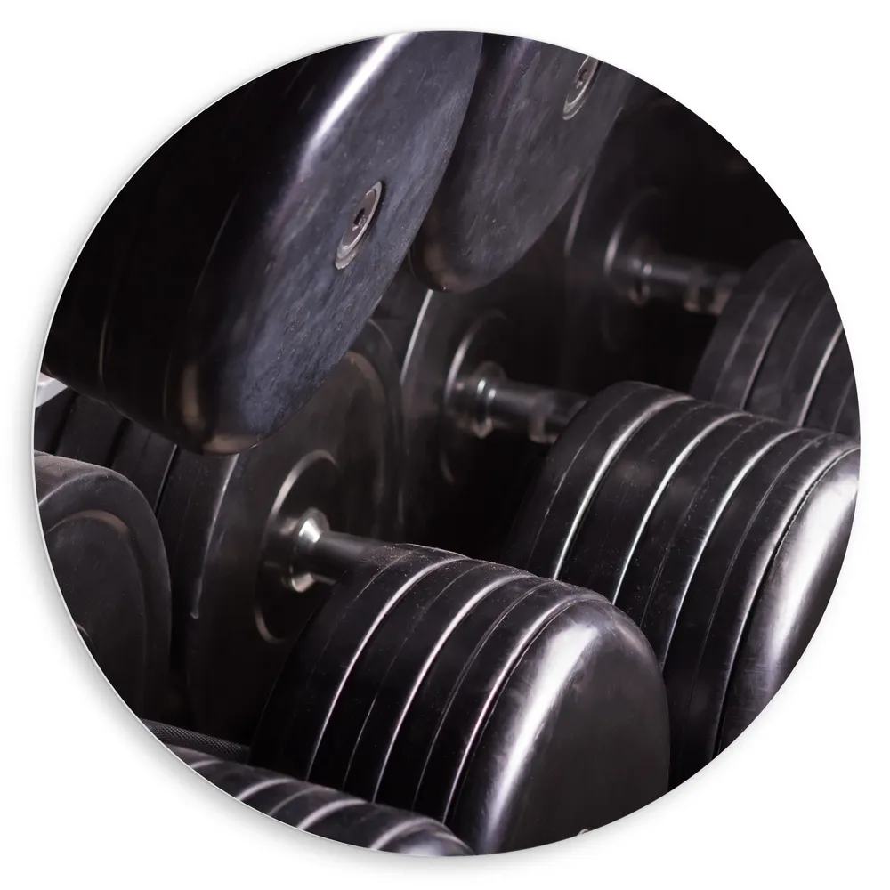 Dibond Muurcirkel - Foto van Rek Vol Dumbells in Sportschool
