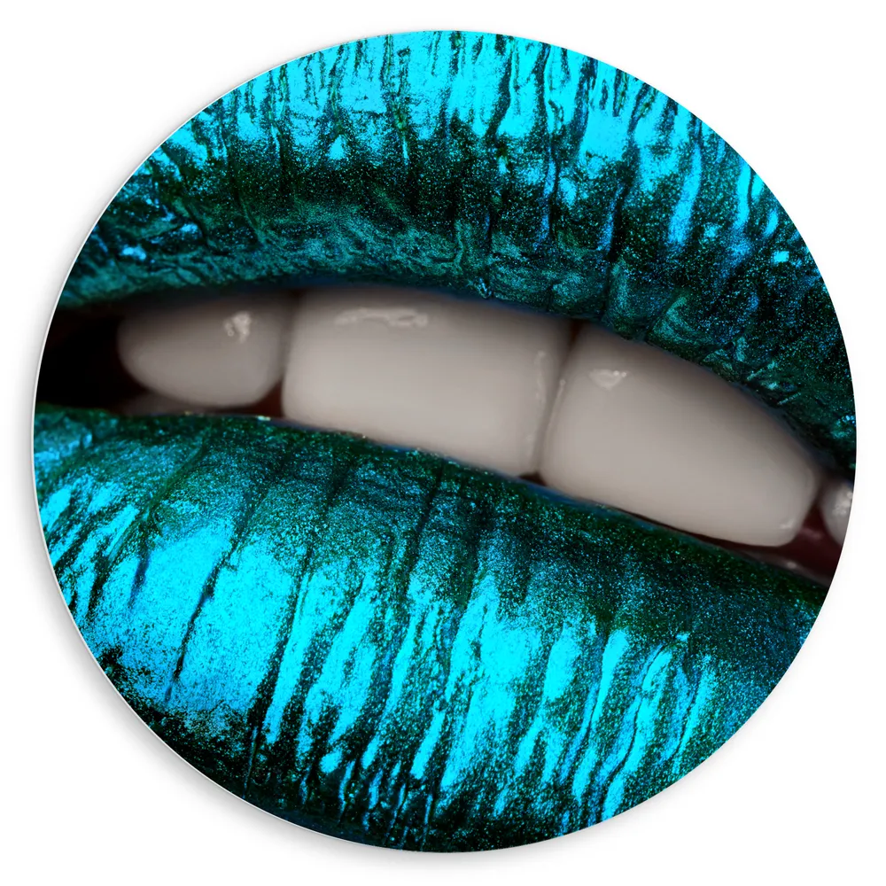 Dibond Muurcirkel - Close-up van Metallic Blauwe Lippen