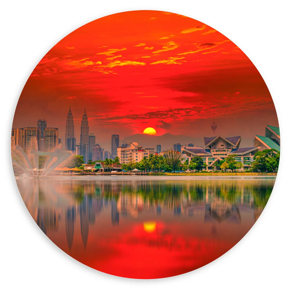 Dibond Muurcirkel - Skyline van De Stad Kuala Lumpur in Indonesië tijdens Zonsondergang