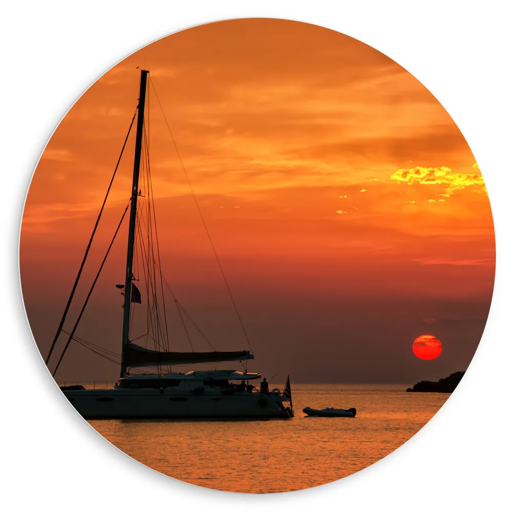 Dibond Muurcirkel - Zeilboot Varend op de Griekse Zee bij Vuurrode Zonsondergang
