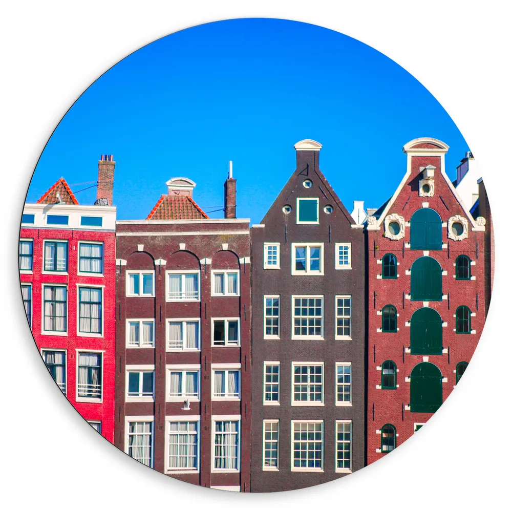 Dibond Muurcirkel - Traditionele Amsterdamse Grachtenpanden onder Helderblauwe Lucht
