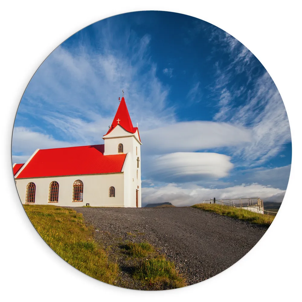 Dibond Muurcirkel - Rood met Wit Kapelletje onder Sluierbewolking